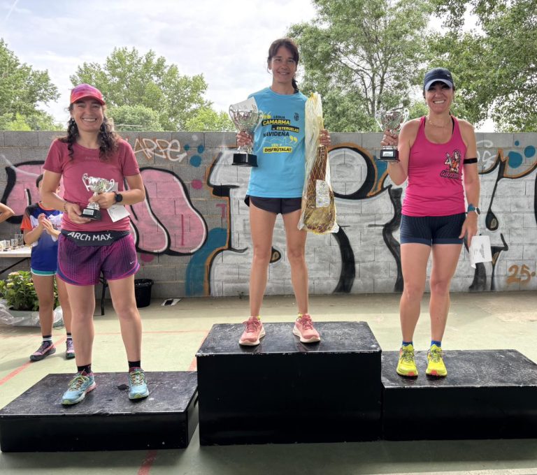 Podio de ganadoras con trofeos y un premio muy especial. Alegría y esfuerzo recompensados.